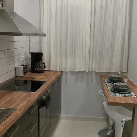 New In The City Center Apartment